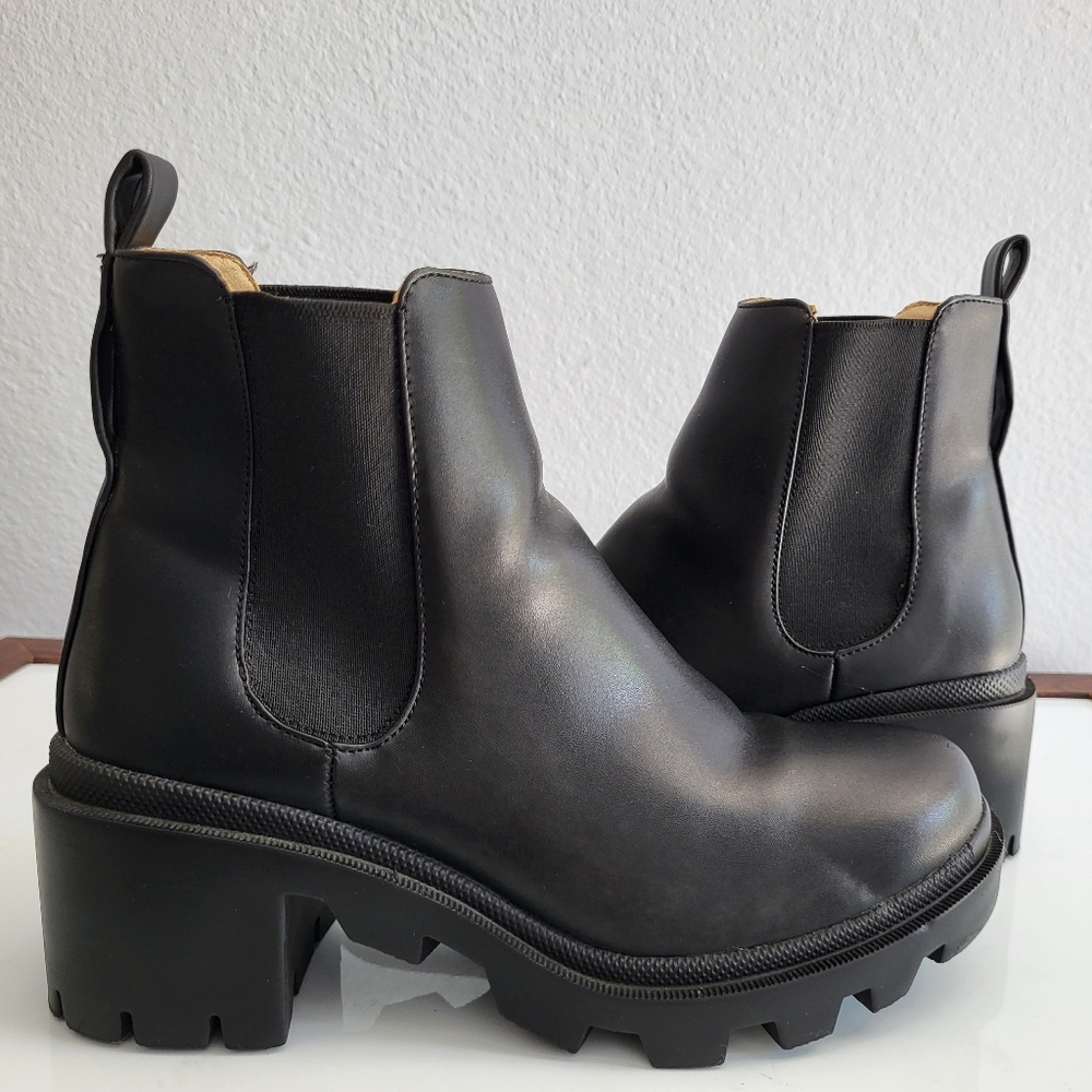Steve Madden Trap Chelsa Black Leather Ankle Boots.